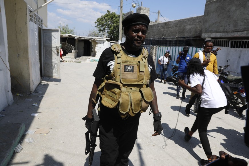 dpatopbilder - 11.03.2024, Haiti, Port-au-Prince: Jimmy Chérizier, ein ehemaliger Elitepolizist, der als Barbecue bekannt ist und die G9- und Familienbande anführt, geht weg, nachdem er mit Journalist ...