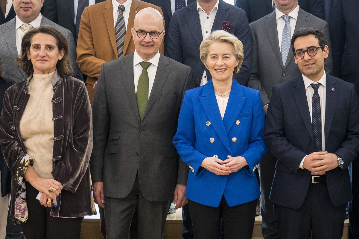 04.03.2025, Belgien, Br�ssel: Teresa Ribera Rodriguez (l-r), EU-Kommissarin f�r Wettbewerb, Henrik Adam, Pr�sident von EUROFER (Wirtschaftsverband der europ�ischen Eisen- und Stahlindustrie), Ursula V ...