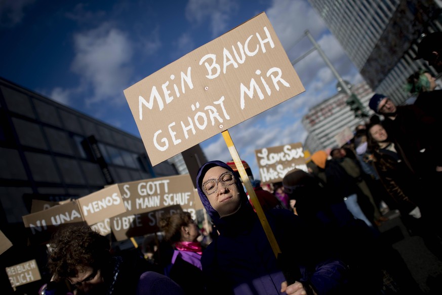 International Woman s Day Berlin DEU, Deutschland, Germany, Berlin, 08.03.2019 Demonstranten mit Plakat Mein Bauch gehoert Mir gegen den Paragraph 219a auf dem Internationalen Frauentag unter dem Mott ...