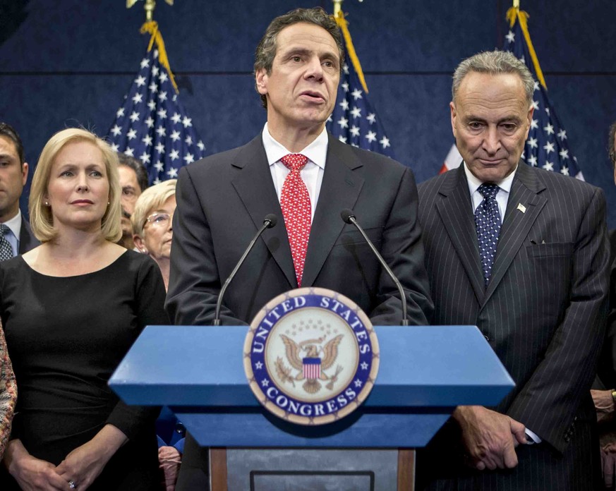 ARCHIV - 03.12.2012, USA, Washington: Andrew Cuomo (M), Gouverneur von New York, spricht im Beisein der demokratischen US-Senatoren Kirsten Gillibrand (l) und Chuck Schumer (r) auf einer Pressekonfere ...