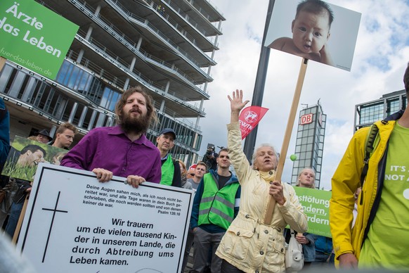 Christliche Abtreibungsgegner haben am Samstag (22.09.18) in Berlin erneut mit einem Marsch fuer das Leben gegen Schwangerschaftsabbrueche protestiert. Die Demonstration des Bundesverbandes Lebensrech ...