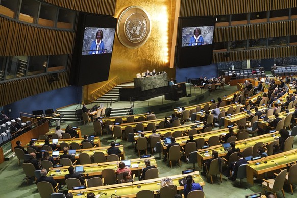 12.10.2022, USA, New York: Linda Thomas-Greenfield, Botschafterin der USA bei den Vereinten Nationen, spricht vor der Generalversammlung der Vereinten Nationen. Die UN-Vollversammlung hat die v