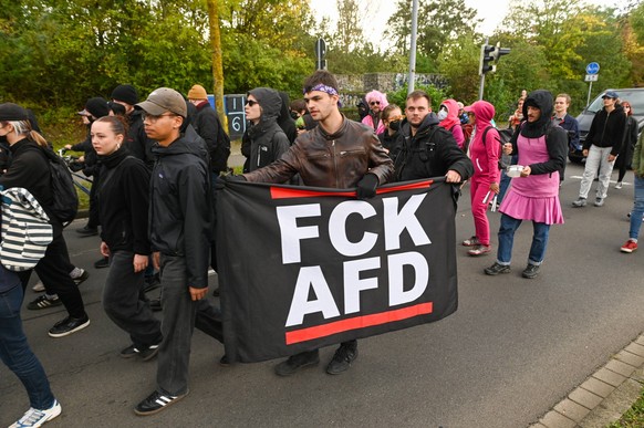 Leipzig - AfD protestiert gegen geplantes Asylheim in Paunsdorf - Gegenprotest formiert sich 22.10.2023 Uhr ab 13.30 Uhr Leipzig-Paunsdorf, Klettenstra�e Im Bild: Ein Aufzug, der gegen eine AfD-Kundge ...