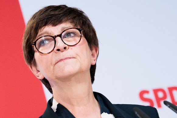 dpatopbilder - 04.11.2024, Berlin: Saskia Esken, Vorsitzende der SPD, äußert sich bei einer Pressekonferenz nach der des SPD-Präsidiums im Willy-Brandt-Haus. Foto: Carsten Koall/dpa +++ dpa-Bildfunk + ...