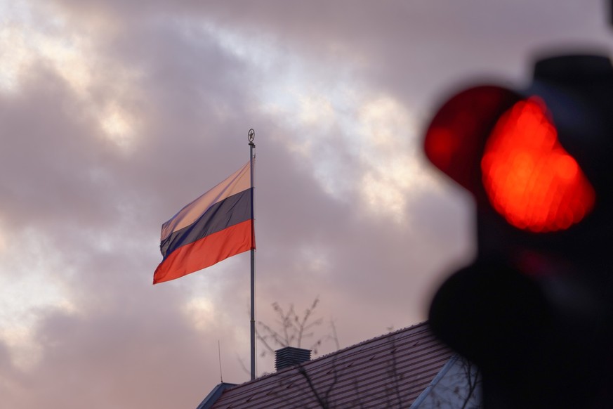 ARCHIV - 24.02.2022, Berlin: Die Flagge der Russischen Botschaft weht am fr