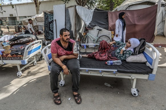 02.07.2024, Palästinensische Gebiete, Chan Junis: Die Patienten werden aus dem Europakrankenhaus evakuiert und in das Nasser-Krankenhaus verlegt, zwei der wenigen Gesundheitszentren im Gazastreifen. D ...