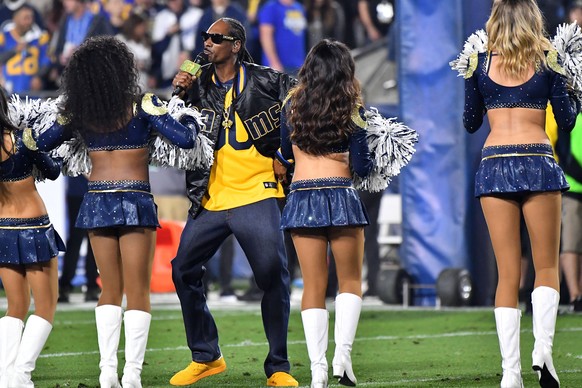 January 6, 2018 Los Angeles, CA..Entertainer Snoop Dogg performs at halftime with the Los Angeles Rams Cheerleaders perform during the NFL Wild Card Playoff football game against the Atlanta Falcons a ...