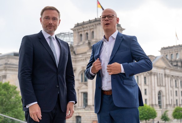 Christian Lindner neben ARD-Journalist Matthias Deiß vor dem Sommerinterview gegenüber dem Berliner Reichstagsgebäude.