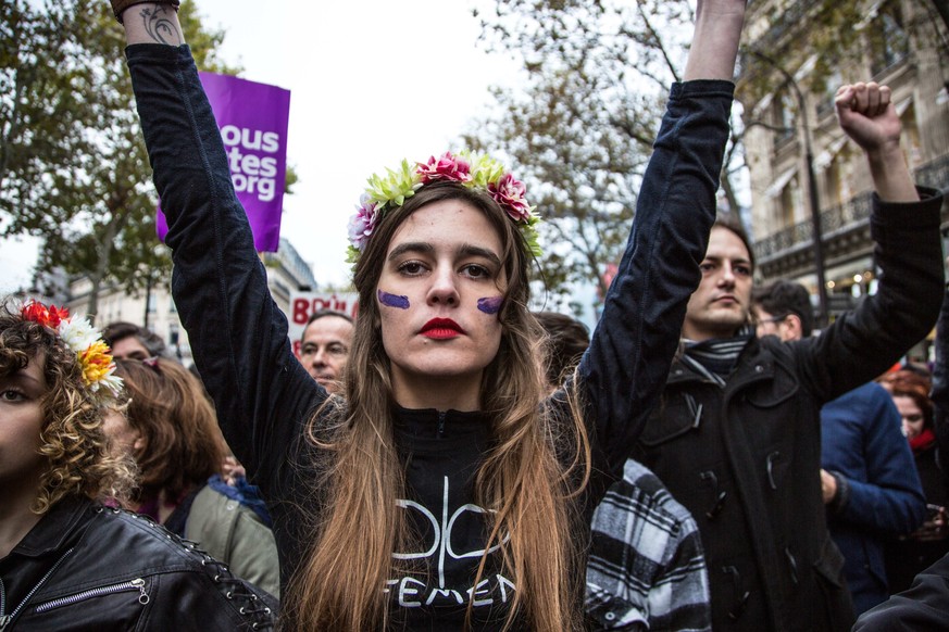 Eine Demonstrantin in Paris auf einer Demo gegen Gewalt an Frauen.