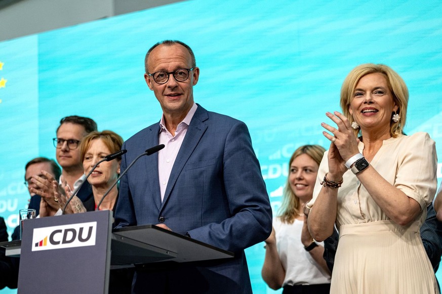 09.06.2024, Berlin: Friedrich Merz (M), Bundesvorsitzender der CDU, spricht nach den ersten Hochrechnungen auf einer Pressekonferenz im Konrad-Adenauer-Haus. Julia Klöckner (r, CDU), Mitglied des Deut ...