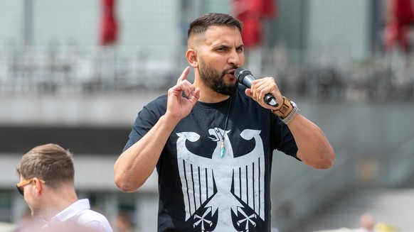 ARCHIV - 04.07.2020, Berlin: Attila Hildmann, Kochbuchautor und Anti-Corona-Aktivist, spricht nach einem Autokorso bei einer Kundgebung gegen Corona-Einschr