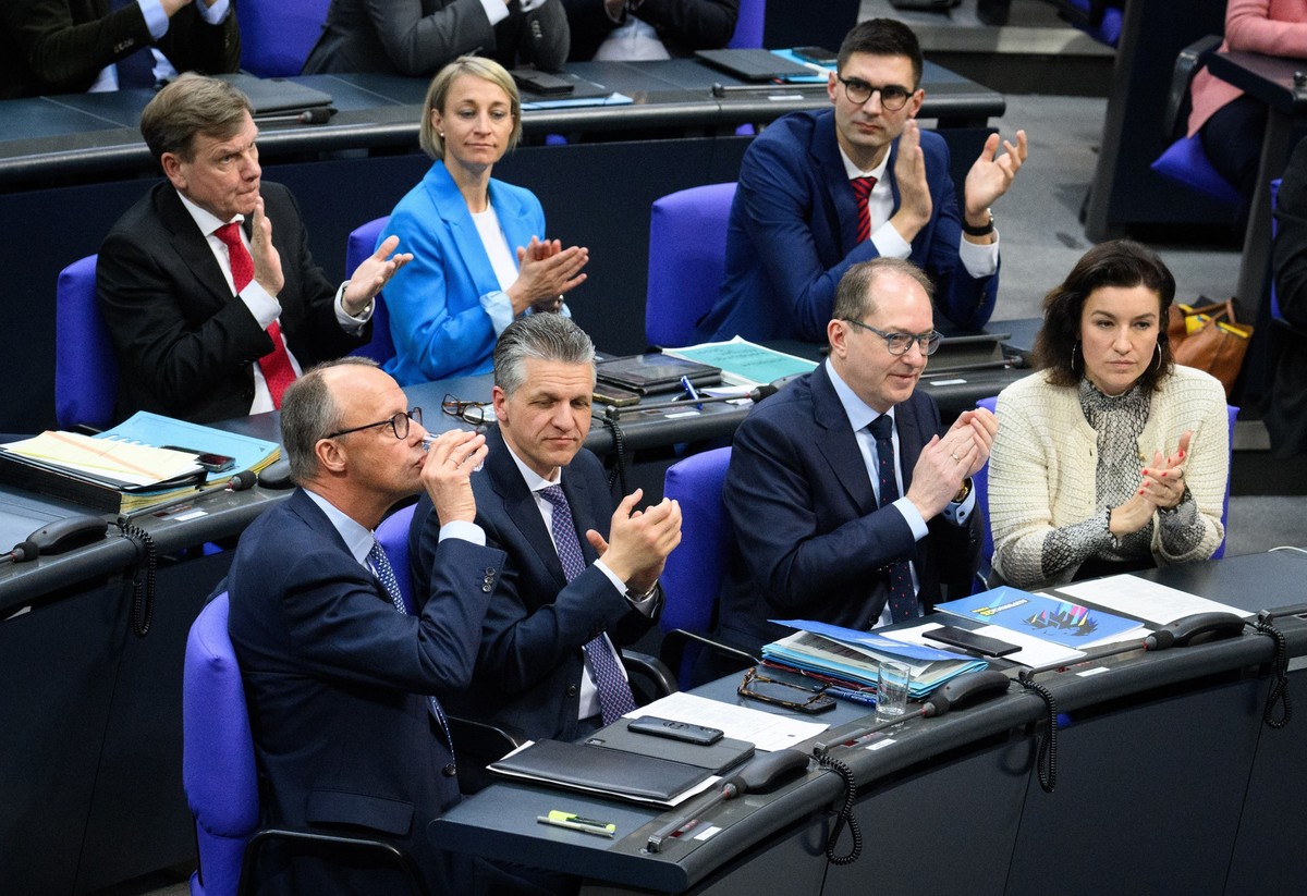 13.03.2025, Berlin: Friedrich Merz, Vorsitzender der CDU/CSU-Bundestagsfraktion, nimmt nach seiner Rede in der 213. Plenarsitzung der 20. Legislaturperiode im Deutschen Bundestag den Applaus seiner Fr ...