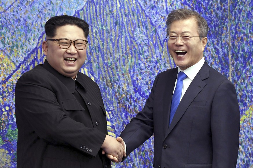 In diesem Archivbild (27.04.2018) posieren der nordkoreanische Machthaber Kim Jong Un (l.) und der südkoreanische Präsidenten Moon Jae-in für ein Bild im Friedenshaus in der Demilitarisierten Zone in Südkorea.