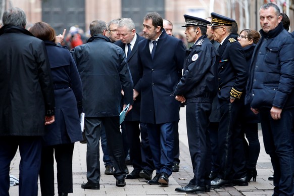 Frankreichs Innenminister Castaner un der&nbsp;Antiterror-Staatsanwalt Heitz besichtigen den Tatort.