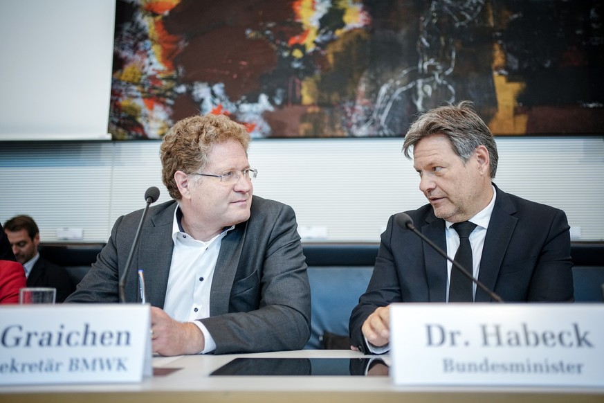 10.05.2023, Berlin: Robert Habeck (r, Bündnis 90/Die Grünen), Bundesminister für Wirtschaft und Klimaschutz, und Patrick Graichen, Staatssekretär im Bundesministerium für Wirtschaft und Klimaschutz, n ...