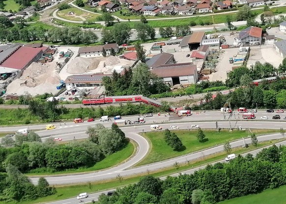 Zahlreiche Einsatz- und Rettungskräfte sind nach einem schweren Zugunglück im Einsatz (Luftaufnahme aus einem Rettungshubschrauber). Mindestens drei Menschen sind dabei nach Angaben der Behörden getöt ...