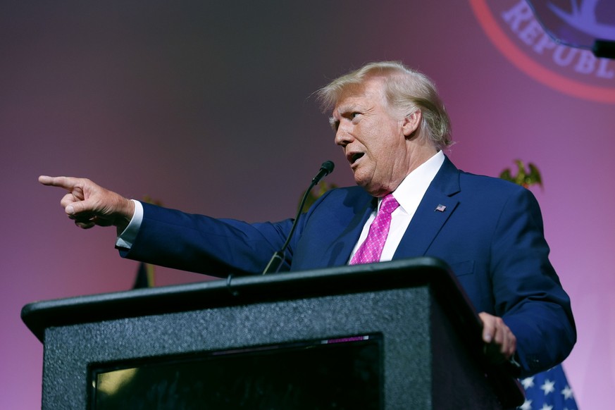 dpatopbilder - 25.06.2023, USA, Novi: Donald Trump, ehemaliger Präsident der USA, spricht während des Lincoln Day Dinners der Republikanischen Partei von Oakland County. Foto: Al Goldis/FR11125 AP/AP  ...