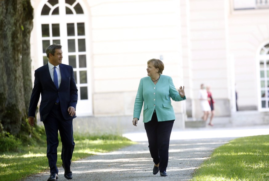 Markus Söder und Angela Merkel halten auch während ihres Versöhnungsbesuchs die Abstandsregeln ein – Chapeau!