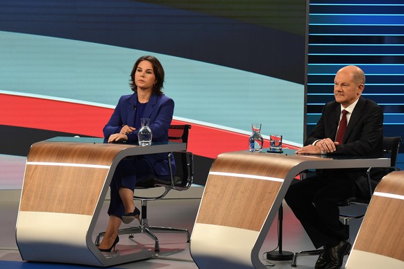 Annalena Baerbock (l-r), Kanzlerkandidatin von Bündnis 90/Die Grünen, und Olaf Scholz, Finanzminister und SPD-Kanzlerkandidat, sitzen bei der TV-Debatte «Wahl 2021 Schlussrunde».