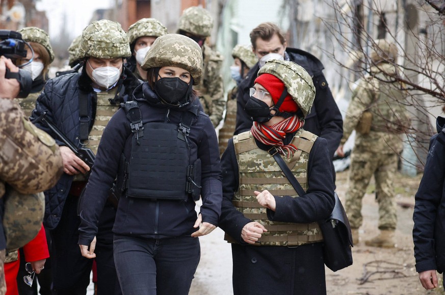 Mehr Tarnfleck, weniger Pazifismus: Bundesaußenministerin Annalena Baerbock am 8. Februar, bei ihrem Besuch in der Ostukraine.  