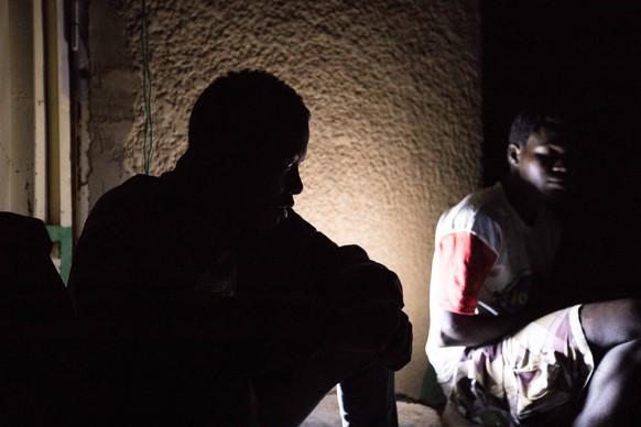 In einem Haus in Agadez (Niger), das nach aussen einen unscheinbaren Eindruck macht, wird eine Gruppe von sechs jungen Maennern aus Mali und der Elfenbeinkueste von ihrem Schleuser versteckt (Foto vom ...