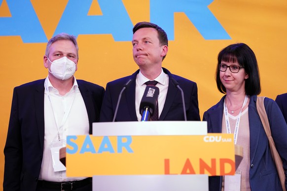 27.03.2022, Saarland, Saarbr�cken: Tobias Hans (CDU, M), saarl�ndischer Ministerpr�sident und Spitzenkandidat f�r die Landtagswahl im Saarland, und seine Frau Tanja stehen neben Peter Strobel, Kreisvo ...