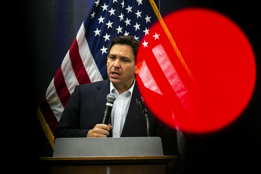 13.05.2023, USA, Cedar Rapids: Ron DeSantis, Gouverneur von Florida, spricht während eines Empfangs der Republikaner von Iowa im The Hotel at Kirkwood Center in Cedar Rapids, Iowa. Eine Open-Air-Wahlk ...