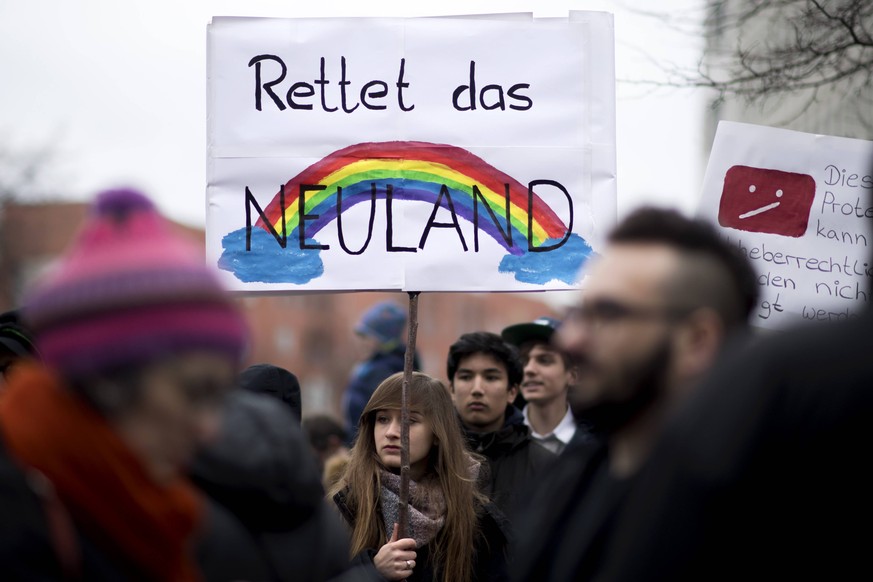 Demo Gegen Uploadfilter, EU-Urheberrechtsreform DEU, Deutschland, Germany, Berlin, 02.03.2019 Demonstranten mit Plakat Rettet das Neuland und No artikel 13 und 11 auf der Demonstration Uploadfilter Ne ...