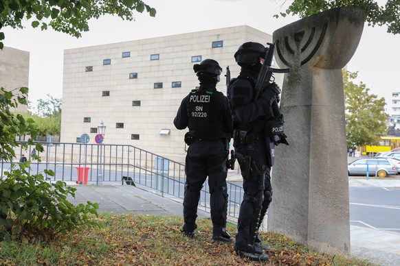 Einsatzkräfte am Tag des Anschlags auf die Synagoge in Halle vor dem Gotteshaus.