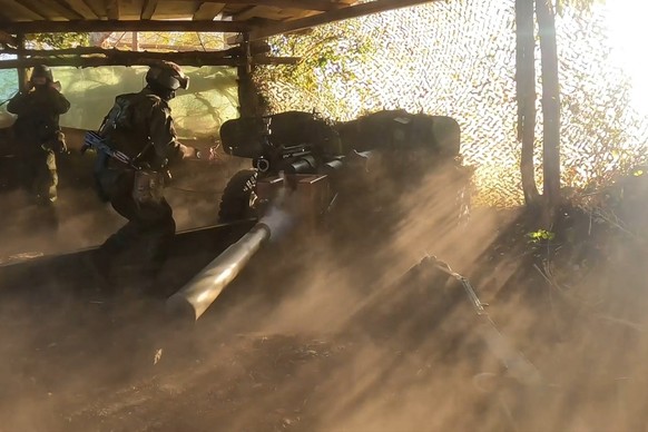 HANDOUT - 15.08.2024, Russland, Kursk: Auf diesem Foto, das vom Pressedienst des russischen Verteidigungsministeriums via AP 
veröffentlicht wurde, feuert ein russischer Soldat ein Rapira-Panzerabwehr ...