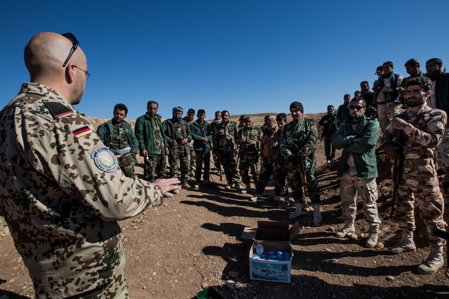 Deutsche Soldaten bilden kurdische Peshmerga Einheiten bei Erbil im Nordirak aus (2015).