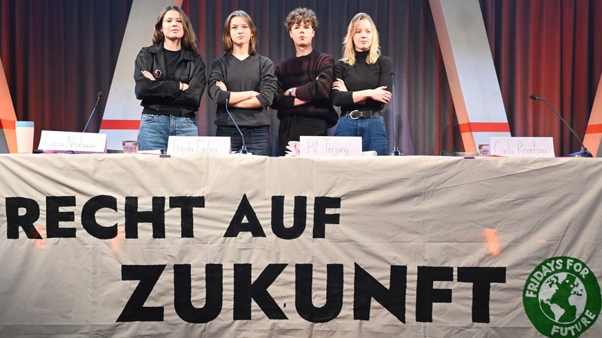 09.01.2025, Berlin: Klimaaktivisten von Fridays for Future nehmen an einer Pressekonferenz von Fridays for Future zur aktuellen Klimapolitik mit Forderungen an die Politik vor dem anstehenden Wahlkamp ...