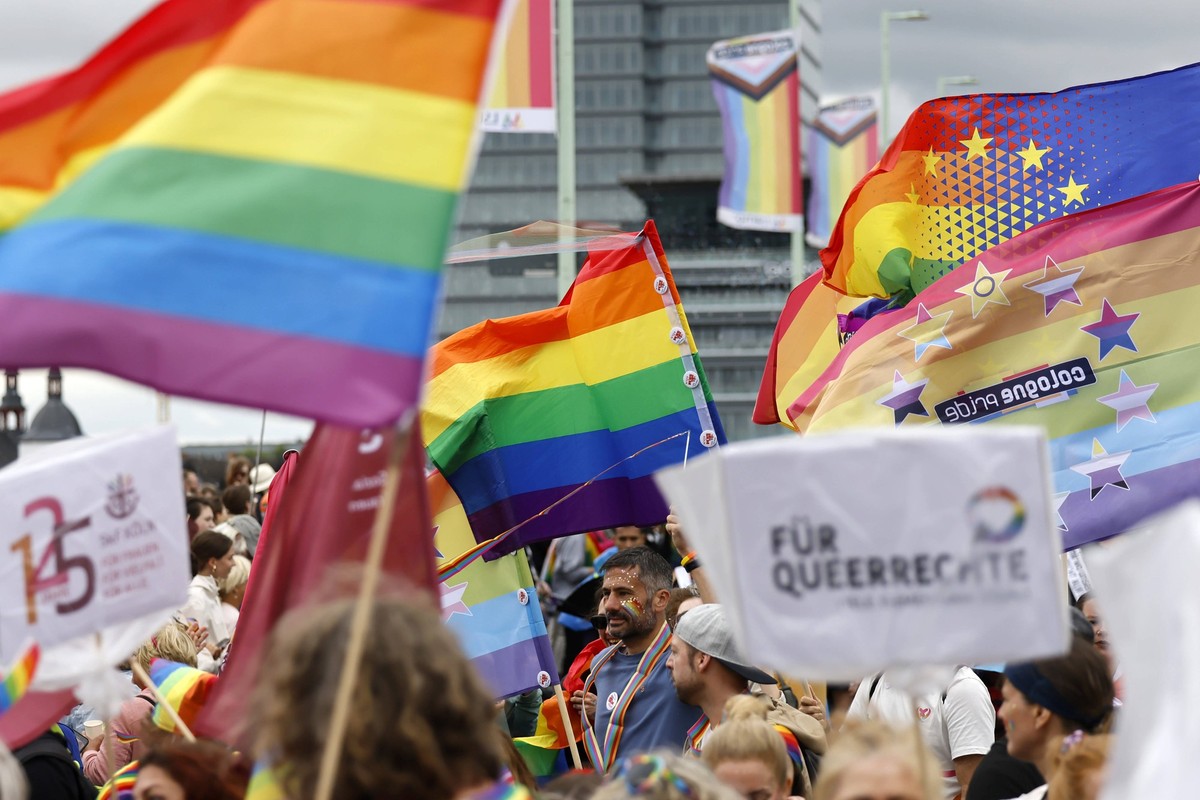 CSD-Besucher auf der alljährlichen CSD-Parade im Rahmen des Cologne Pride 2025 in Köln. Köln, 06.07.2025 NRW Deutschland *** CSD visitors at the annual CSD parade as part of Cologne Pride 2025 in Colo ...