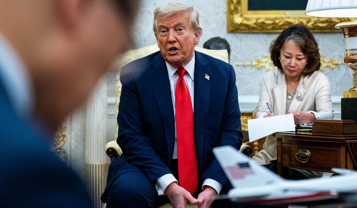 President Trump Meets With South Korean President Myung - DC US President Donald Trump, speaks during a meeting with Lee Jae Myung, South Korea s president, not pictured, in the Oval Office of the Whi ...