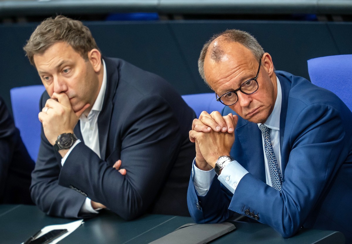 11.07.2025, Berlin: Bundeskanzler Friedrich Merz (CDU, r) verfolgt die Debatte neben Lars Klingbeil (SPD), Bundesminister der Finanzen, im Bundestag. Thema ist die Absetzung des Tagesordnungspunktes d ...