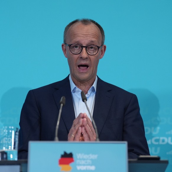 11.01.2025, Hamburg: Friedrich Merz, Kanzlerkandidat und Parteivorsitzender der CDU, spricht während einer Pressekonferenz nach der Winterklausur des CDU-Bundesvorstands im Design Offices Hamburg Hamm ...