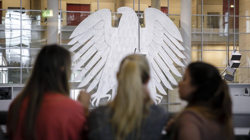 Junge Frauen einer Besuchergruppe beobachten durch die Scheibe eine Plenarsitzung im Deutschen Bundestag. Berlin, 23.03.2018, Berlin Deutschland *** Young women of a group of visitors watch through th ...