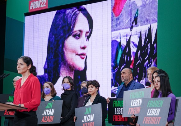 15.10.2022, Bonn: Annalena Baerbock (3.vl, Bündnis 90/Die Grünen), Außenministerin, und die Schauspielerin Pegah Ferydoni (l) stehen beim Bundesparteitag von Bündnis 90/Die Grünen während einer Kundge ...