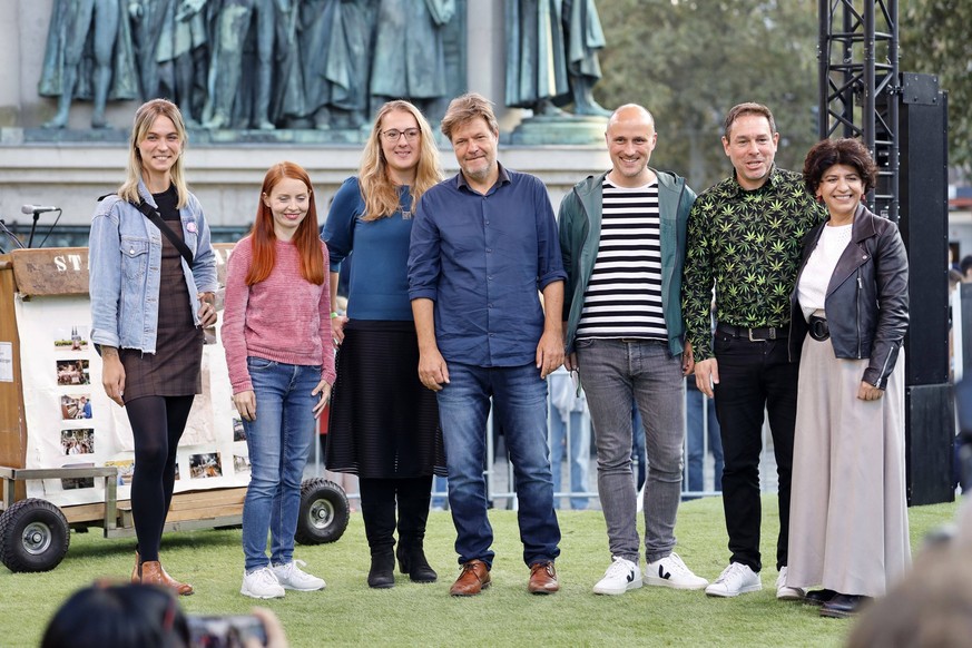 Nyke Slawik, Lisa-Marie Friede, Katharina Dröge, Robert Habeck und Sven Lehmann und weitere Grünen-Politiker bei einem Wahlkampf-Auftritt für die Kölner Grünen auf dem Heumarkt. Köln, 22.09.2021 *** N ...