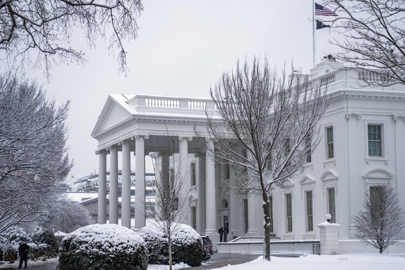 19.01.2024, USA, Washington: Ein Arbeiter räumt während eines Wintersturms in Washington den Schnee von der Einfahrt zum Weißen Haus. Foto: Evan Vucci/AP +++ dpa-Bildfunk +++
