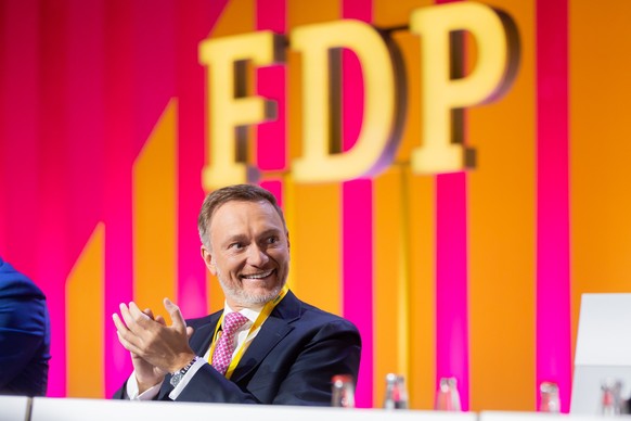 21.04.2023, Berlin: Christian Lindner, FDP-Bundesvorsitzender und Bundesfinanzminister, klatscht beim FDP-Bundesparteitag auf der Bühne. Auf der Tagesordnung steht unter anderem die Neuwahl der Partei ...
