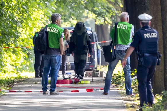 Mitarbeiter des Kampfmittelraeumdienstes untersuchen Gegenstaende am Bus. Messerangriff in einem Linienbus in Luebeck Kuecknitz auf der Travemuender Landstrasse, 20.07.18 Luebeck Kuecknitz Schleswig-H ...