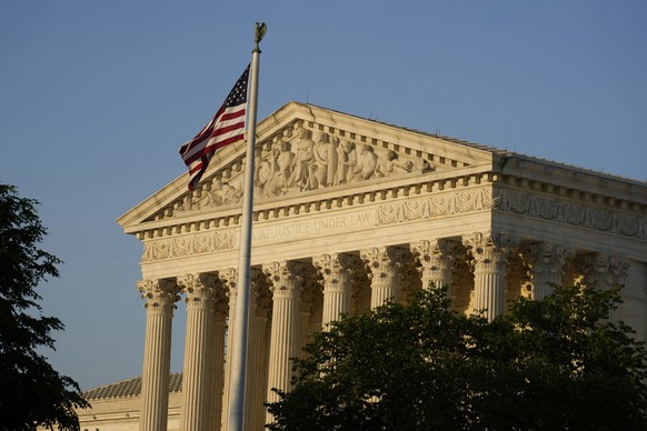 ARCHIV - 21.04.2023, USA, Washington: Der Supreme Court (Oberster Gerichtshof) in Washington. Abtreibungsgegner haben im US-Bundesstaat Texas gegen die Zulassung von Mifepristone geklagt. Damit wollen ...