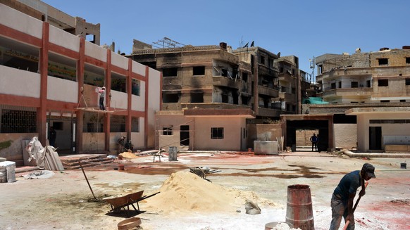 Freiwillige bauen eine Schule in der Nähe von Damaskus wieder auf.&nbsp;