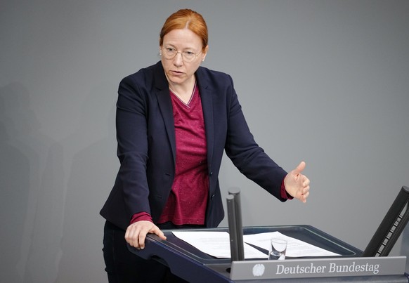 07.04.2022, Berlin: Dagmar Schmidt, stellvertretende Vorsitzende der SPD-Bundestagsfraktion, spricht bei der Sitzung des Bundestags. Der Bundestag stimmt in der Sitzung �ber eine Impfpflicht gegen das ...