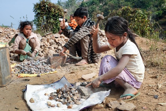 Kinder werden zum Zerkleinern von Steinen beschäftigt Mädchen 6 und 7 Jahre, Junge 11 Jahre alt, Khasi Hills im Bundesstaat Meghalaya, Indien *** Children are employed to crush stones Girls 6 and 7 ye ...