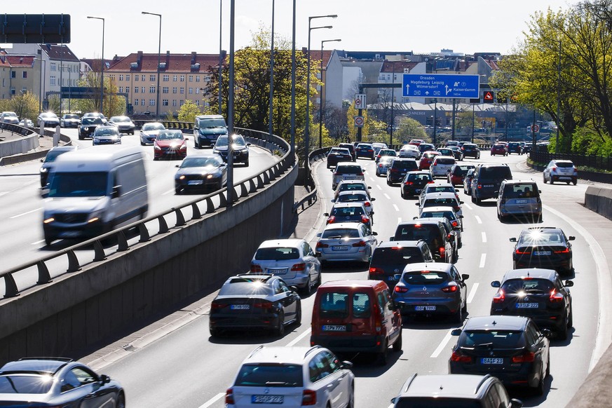 Autos fahren auf der Stadtautobahn A100. Am Ostermontag kehren viele Menschen aus dem Osterurlaub zurück.