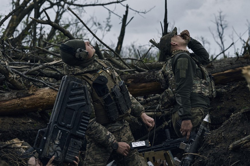 28.04.2023, Ukraine, Awdijiwka: Ein ukrainischer Soldat setzt ein Drohnenabwehrgeschütz gegen eine russische Drohne in einem Graben in der Nähe von Awdijiwka in der Region Donezk ein. Foto: LIBKOS/AP/ ...