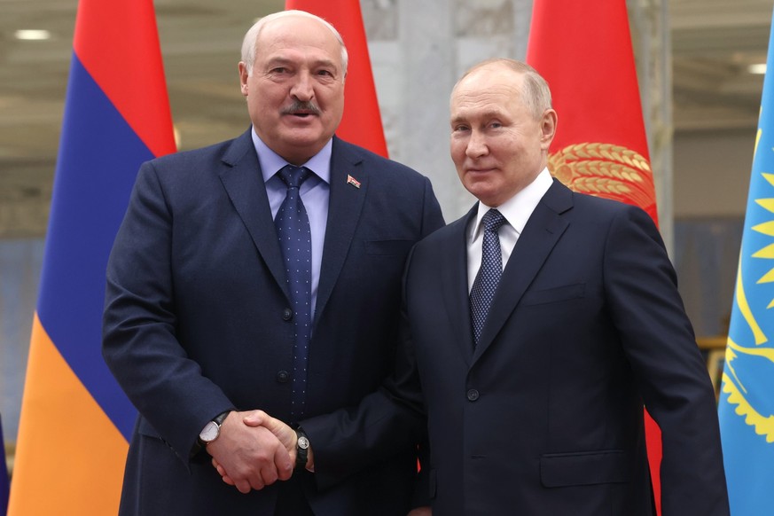 23.11.2023, Belarus, Minsk: Dieses von der staatlichen russischen Nachrichtenagentur Sputnik via AP veröffentlichte Foto zeigt Alexander Lukaschenko (l), Präsident von Belarus, und Wladimir Putin, Prä ...