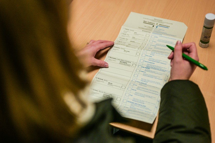 RECORD DATE NOT STATED Bundestagswahlen in Bochum ** NUR F?R REDAKTIONELLE ZWECKE ** EDITORIAL USE ONLY **&lt;p&gt;Eine Hand f?llt den Stimmzettel aus in der Wahlkabine im Briefwahl vor Ort Raum im Ra ...